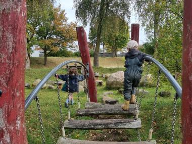 Barn på bro i naturen 