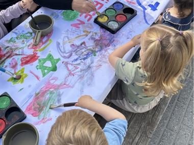 Børn der maler ude på legepladsen